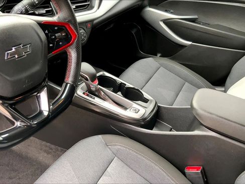 Used 2025 Chevrolet Trax RS w/ Sunroof Package FWD image 17