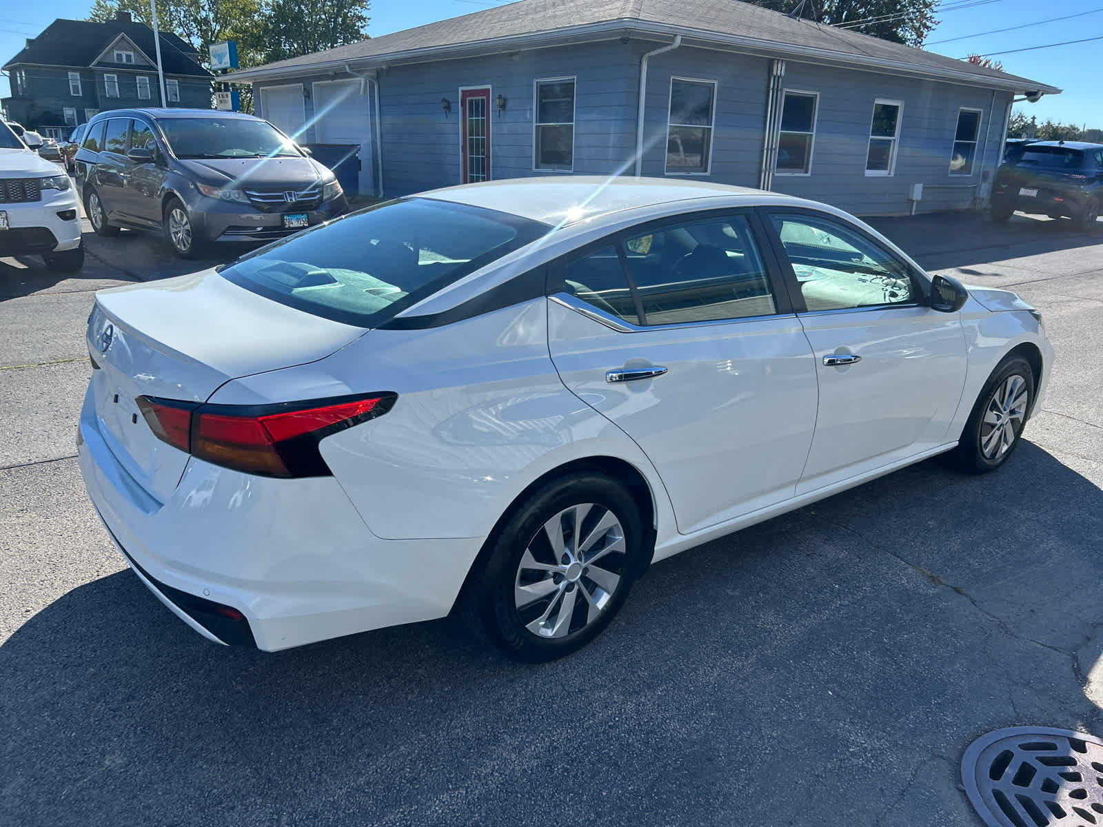 Used 2024 Nissan Altima 2.5 S FWD image 3