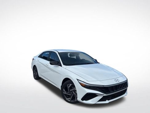 Used 2025 Hyundai Elantra SEL FWD image 3