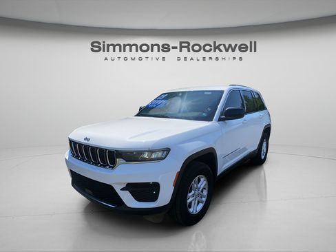 Used 2023 Jeep Grand Cherokee Laredo AWD/4WD image 1