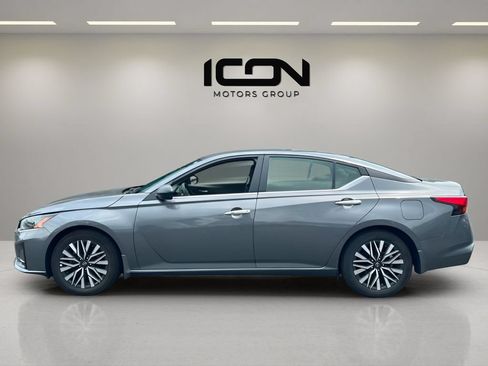 Used 2024 Nissan Altima 2.5 SV FWD image 2
