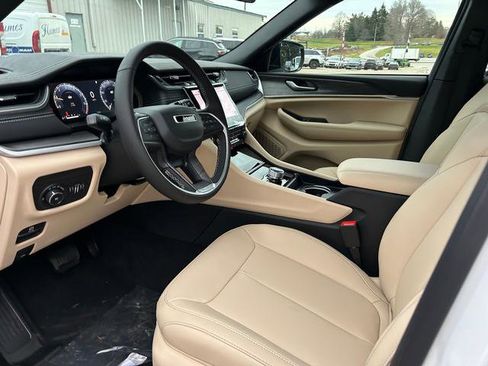 New 2025 Jeep Grand Cherokee Limited image 8