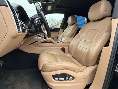Used 2019 Porsche Cayenne S w/ Premium Plus Package AWD/4WD image 16