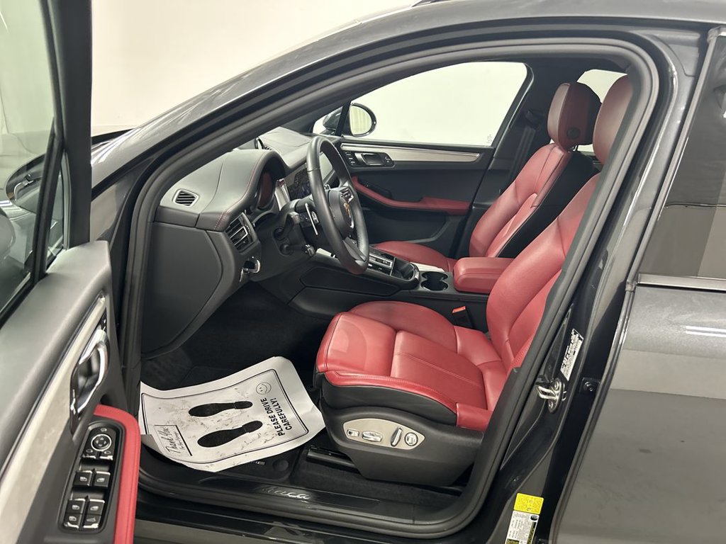 Certified 2026 Porsche Macan AWD/4WD image 9