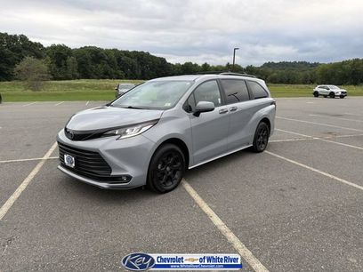 Used 2025 Toyota Sienna XLE Woodland Edition