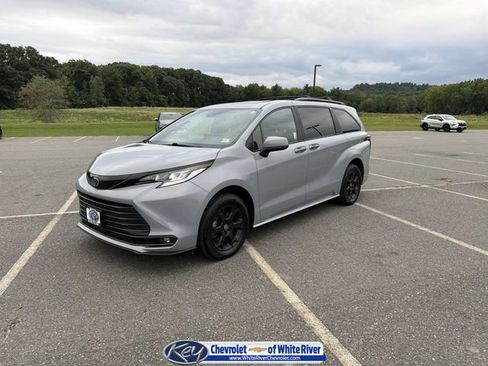 Used 2025 Toyota Sienna XLE Woodland Edition AWD/4WD image 1