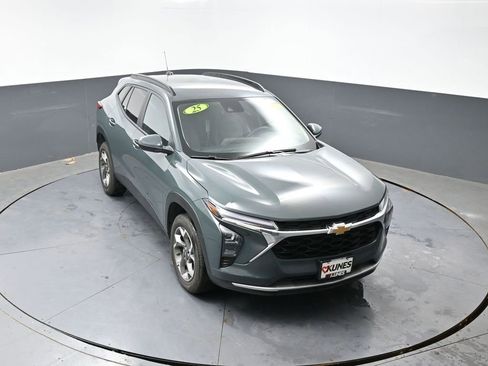 Used 2025 Chevrolet Trax LT FWD image 46
