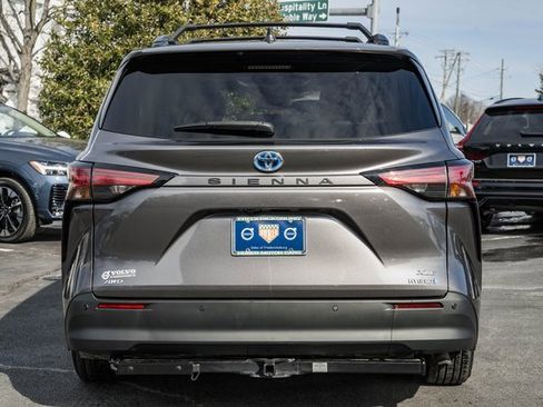 Used 2021 Toyota Sienna XLE image 6