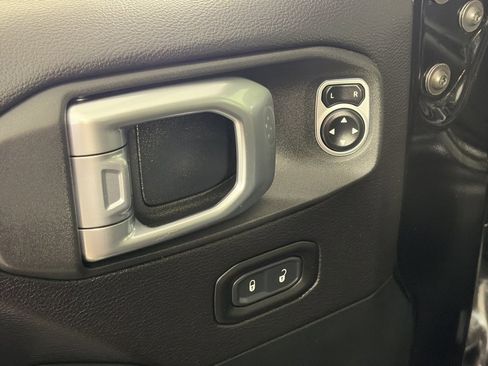 Used 2020 Jeep Wrangler Unlimited Sahara image 27