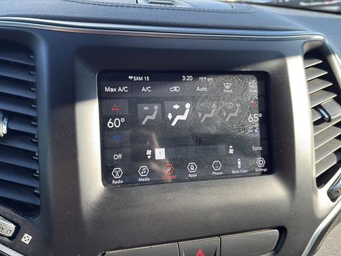 Used 2019 Jeep Cherokee Latitude Plus w/ Comfort/Convenience Group image 21