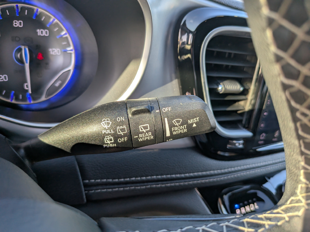 Used 2025 Chrysler Pacifica Limited FWD image 34