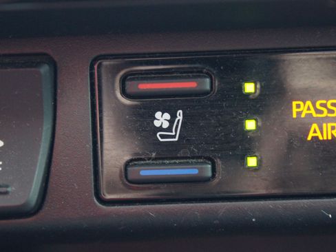 Used 2019 Toyota RAV4 Limited w/ Advanced Technology Package FWD image 9