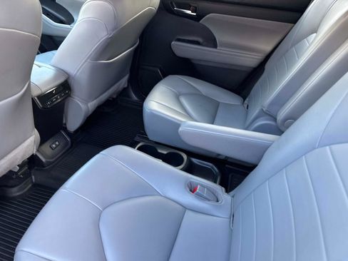 Used 2021 Toyota Highlander XLE image 14