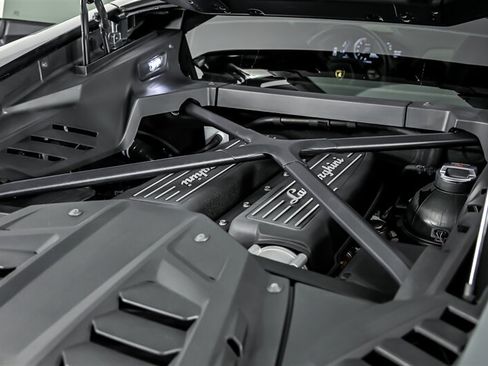 Used 2020 Lamborghini Huracan EVO RWD image 12