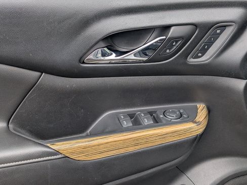 Used 2017 GMC Acadia Denali w/ Technology Package FWD image 20