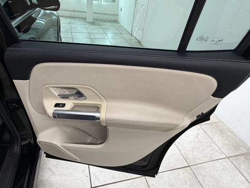 Used 2020 Mercedes-Benz GLB 250 w/ Premium Package image 18