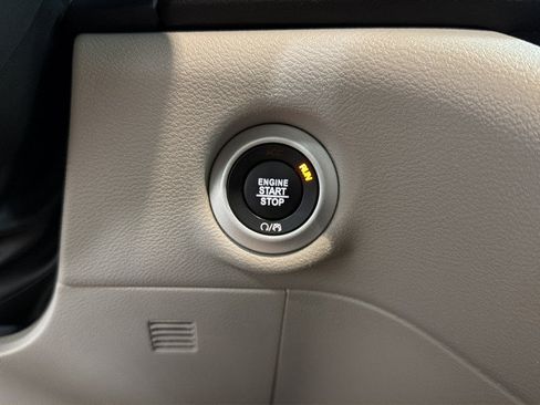 Used 2024 Chrysler Pacifica Touring-L FWD image 24