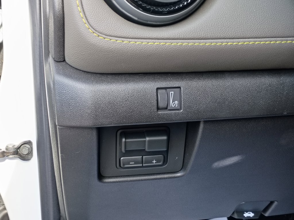 Used 2026 Chevrolet Colorado ZR2 w/ Technology Package AWD/4WD image 15