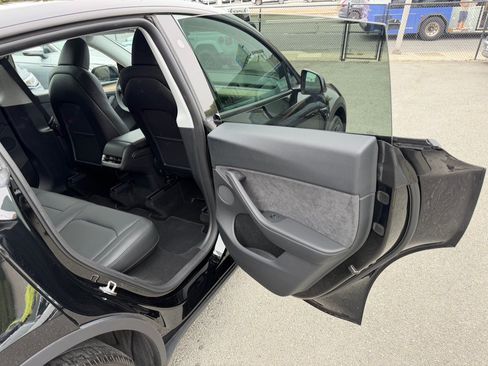 Used 2024 Tesla Model Y Long Range AWD/4WD image 35