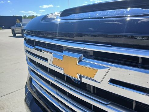 Used 2025 Chevrolet Silverado 2500 High Country w/ Technology Package AWD/4WD image 9