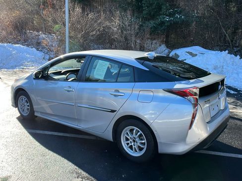 Used 2017 Toyota Prius Four image 3