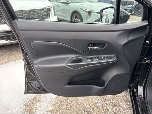 Used 2025 Nissan Versa SV image 8