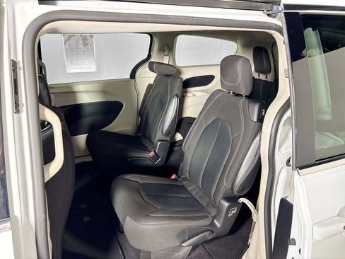 Used 2022 Chrysler Voyager LX FWD image 18