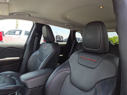 Used 2022 Jeep Cherokee Trailhawk w/ Premium Leather Package AWD/4WD image 27