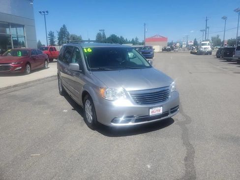 Used 2016 Chrysler Town & Country Touring FWD image 4