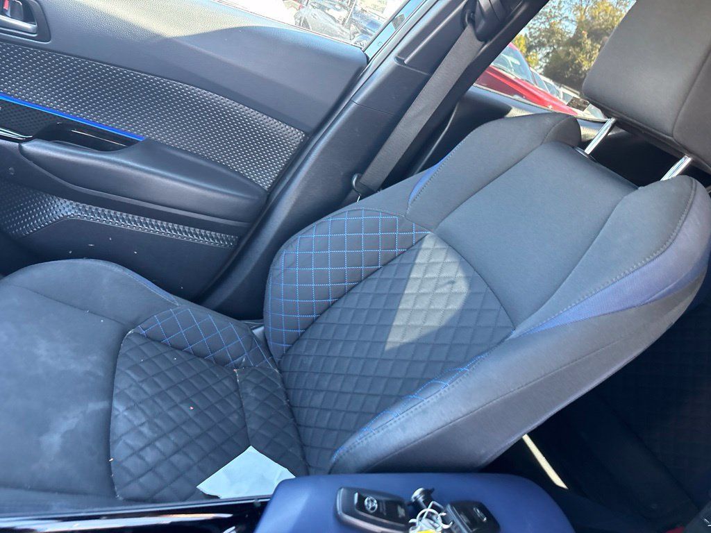 Used 2022 Toyota C-HR XLE FWD image 15
