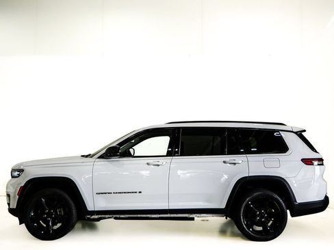Used 2023 Jeep Grand Cherokee L Limited w/ Black Appearance Package AWD/4WD image 6