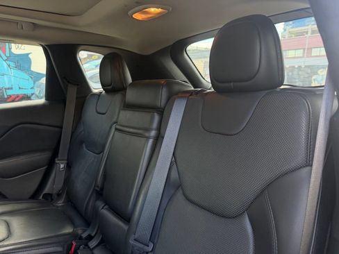 Used 2017 Jeep Cherokee Overland w/ Technology Group AWD/4WD image 15