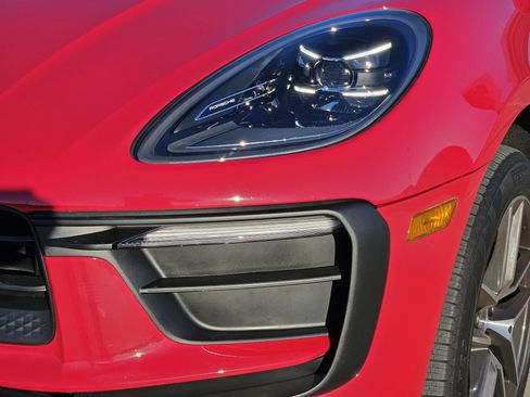 Certified 2025 Porsche Macan image 12