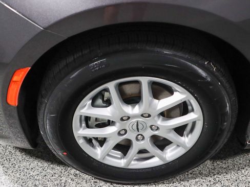 Used 2023 Chrysler Pacifica Touring-L FWD image 11