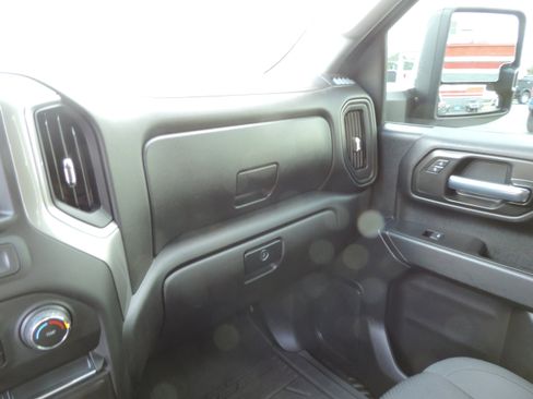 Used 2021 Chevrolet Silverado 2500 Custom w/ Custom Value Package image 12