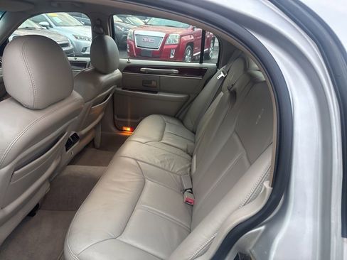 Used 2005 Lincoln Town Car Signature Limited image 32