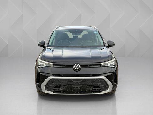 Used 2025 Volkswagen Taos SE FWD image 2
