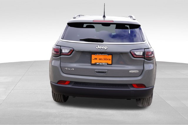 Used 2023 Jeep Compass Latitude w/ Sun and Sound Group AWD/4WD image 6