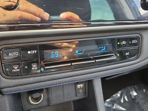 Used 2018 Toyota Corolla SE image 36