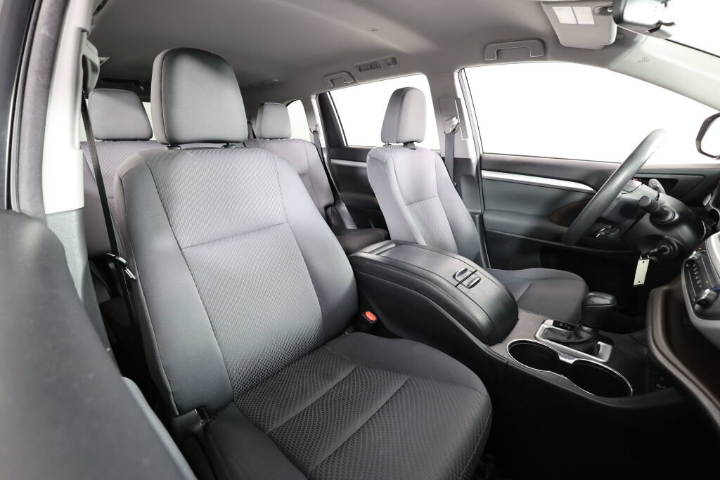 Used 2017 Toyota Highlander LE AWD/4WD image 24