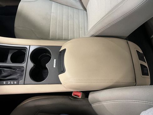 Used 2019 Ford Taurus SE FWD image 17