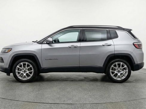 Used 2025 Jeep Compass Limited image 4