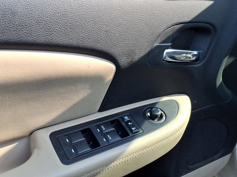 Used 2011 Chrysler 200 Limited FWD image 14