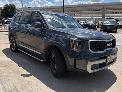 Certified 2024 Kia Telluride EX w/ EX Captain's Chair Package FWD image 3