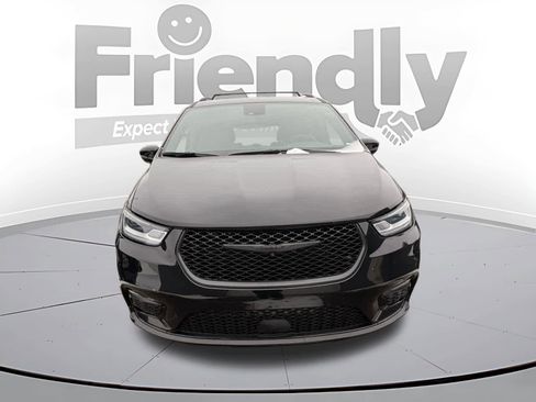 Used 2025 Chrysler Pacifica Limited image 2