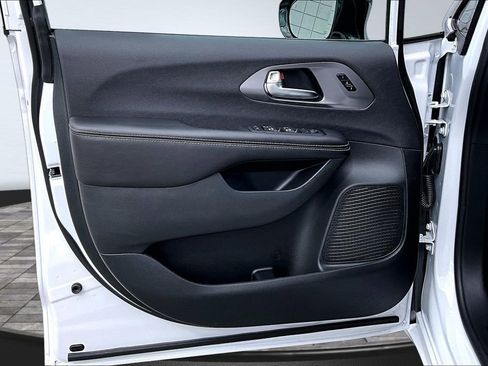 New 2026 Chrysler Pacifica Select FWD image 13