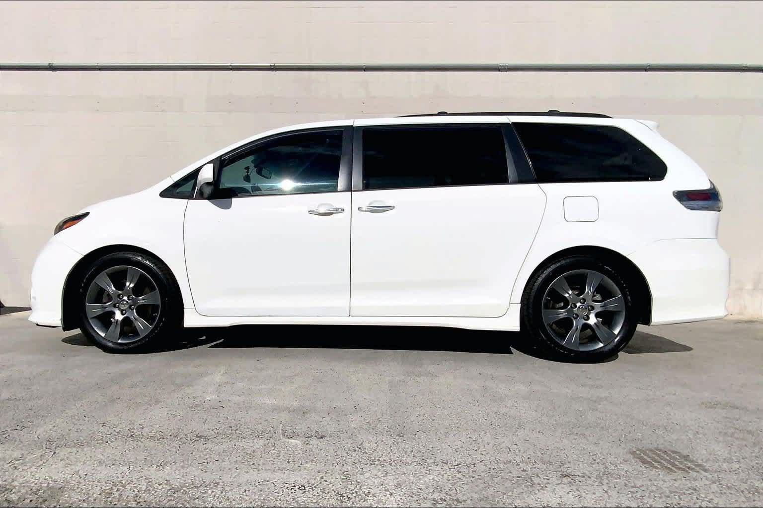 Used 2015 Toyota Sienna SE FWD image 3