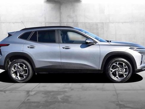 Used 2025 Chevrolet Trax LT w/ LT Convenience Package image 5