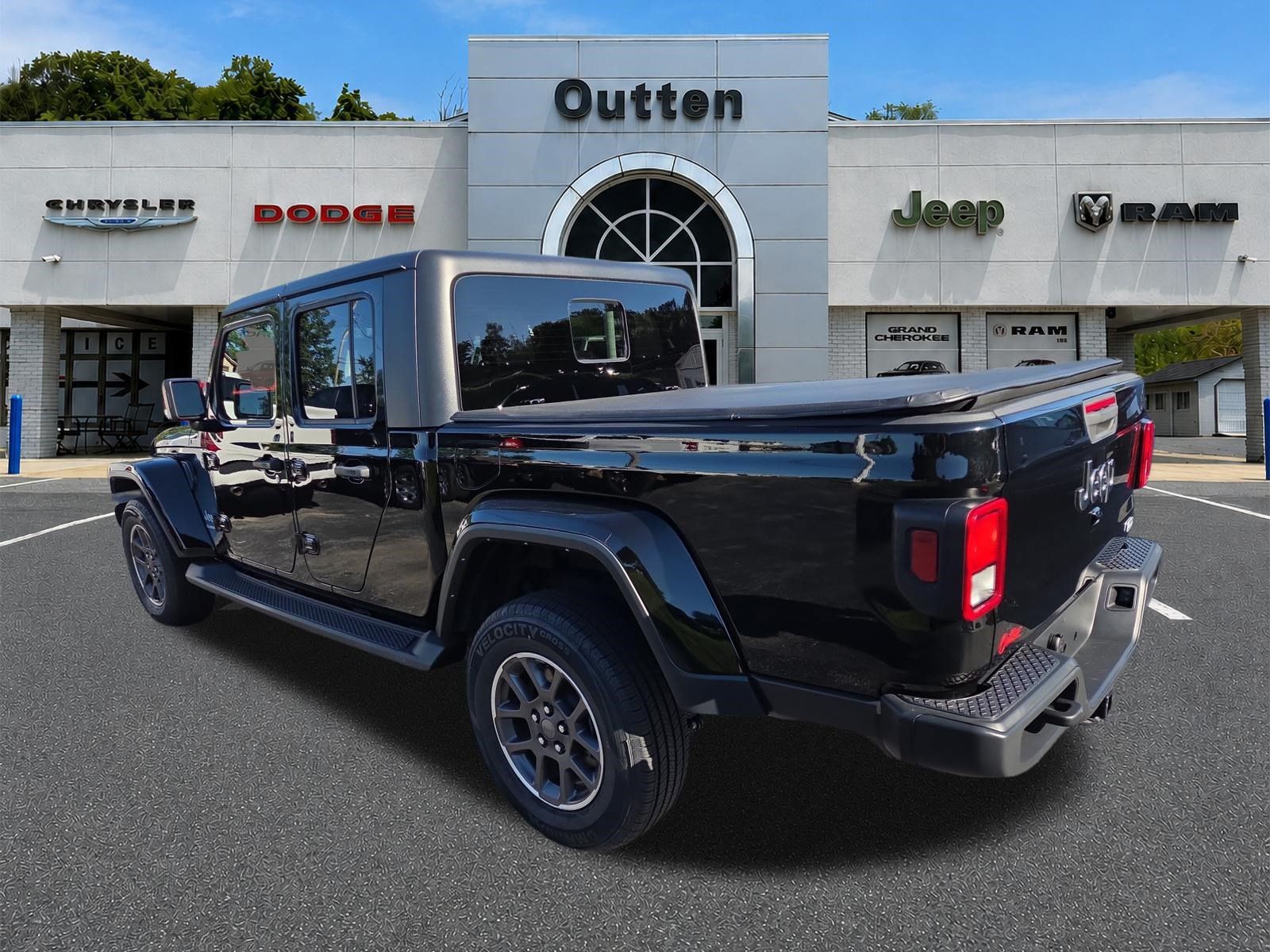Certified 2021 Jeep Gladiator Overland w/ Cold Weather Group AWD/4WD image 6