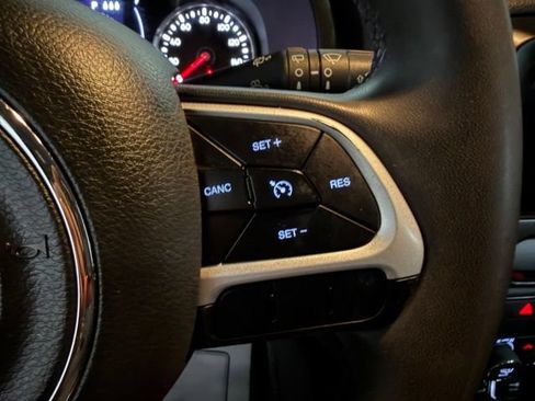 Used 2019 Jeep Renegade Latitude FWD image 31